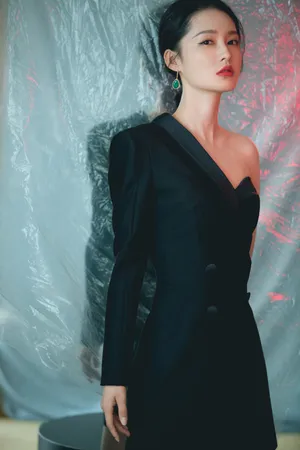 李沁黑白长裙性感写真图片_2