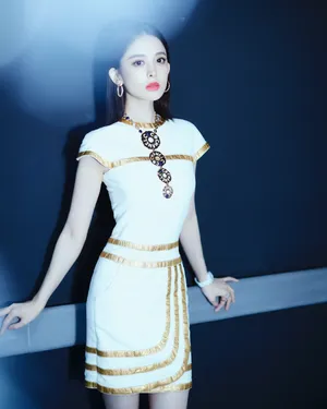 古力娜扎梦幻光影优雅写真图片_6