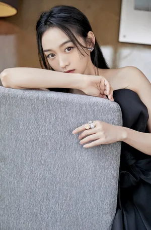 何泓姗黑色抹胸裙性感图片_2
