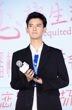 赵顺然帅气养眼活动照图片_1
