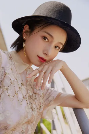 姜梓新清新温婉写真图片_3