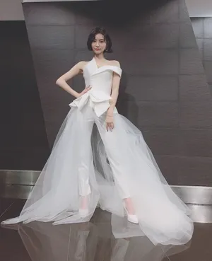 许佳琪低胸礼服性感魅力写真_3