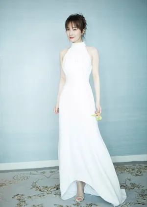 吴昕纯白甜美写真图片