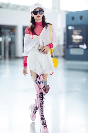 戚薇清新甜美机场图片