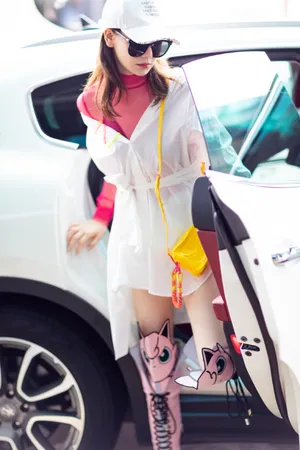 戚薇清新甜美机场图片_1