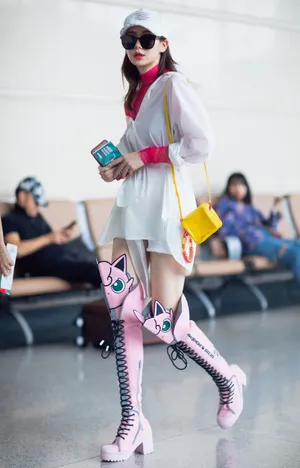 戚薇清新甜美机场图片_3