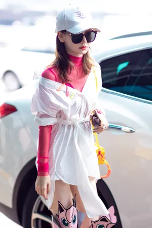 戚薇清新甜美机场图片_4