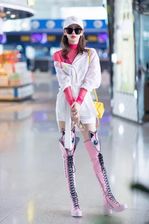 戚薇清新甜美机场图片_5