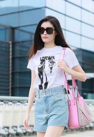 何穗机场私服简洁街拍图片