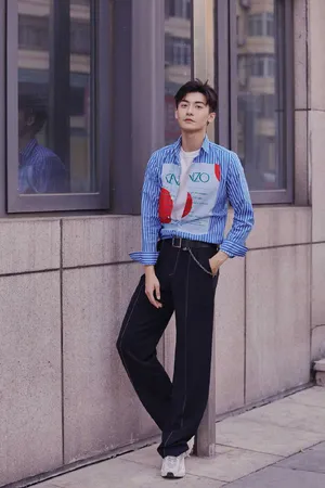 赵志伟条纹衬衫帅气街拍图片_3