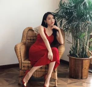 SNH48陆婷吊带红裙性感图片_2