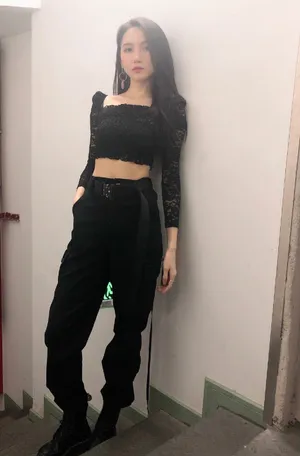 陆婷蕾丝蛮腰性感图片_1