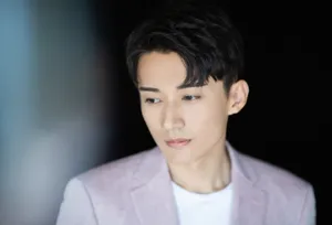 刘学义帅气儒雅西装写真图片_4