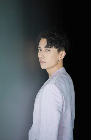 刘学义帅气儒雅西装写真图片_6