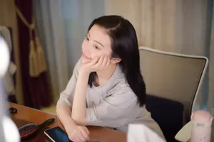 景甜甜美俏皮图片
