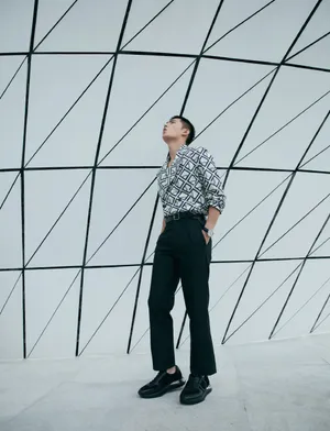 杨洋帅气格子衫写真图片