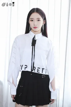 孟美岐黑白学院风元气写真图片_1