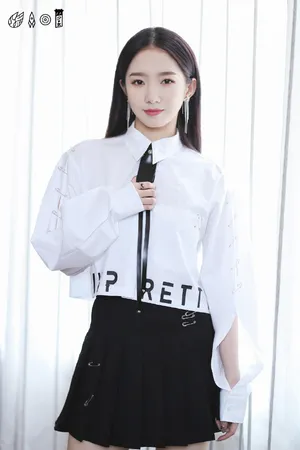 孟美岐黑白学院风元气写真图片_2