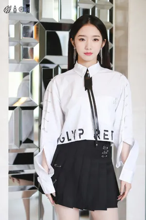 孟美岐黑白学院风元气写真图片_3