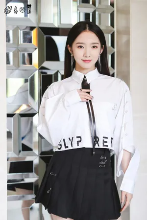 孟美岐黑白学院风元气写真图片_5