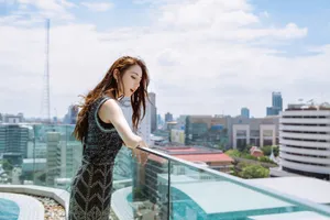 迪丽热巴清凉性感泳池写真图片