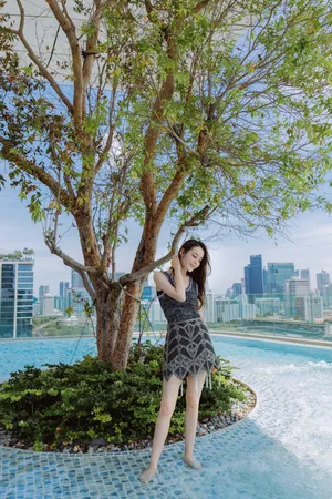 迪丽热巴清凉性感泳池写真图片_2
