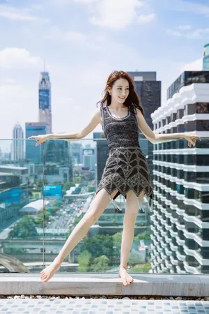 迪丽热巴清凉性感泳池写真图片_3