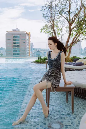 迪丽热巴清凉性感泳池写真图片_4