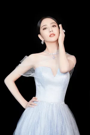 佟丽娅白裙优雅写真图片_3