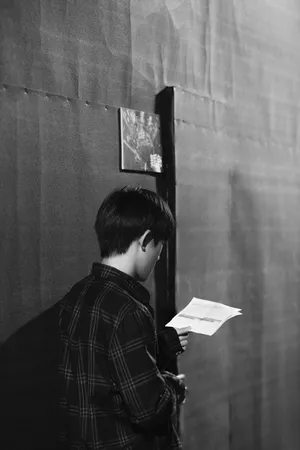 TFBOYS易烊千玺黑白帅气写真图片