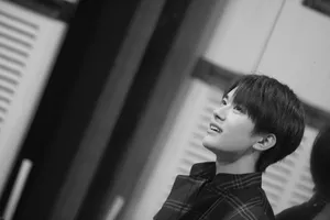TFBOYS易烊千玺黑白帅气写真图片_2
