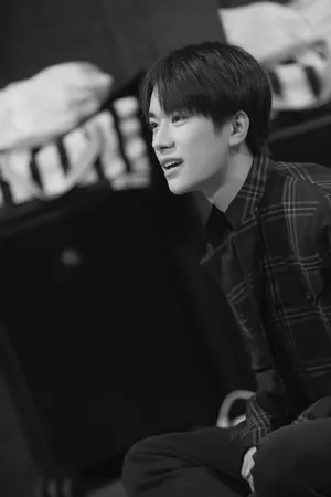 TFBOYS易烊千玺黑白帅气写真图片_5