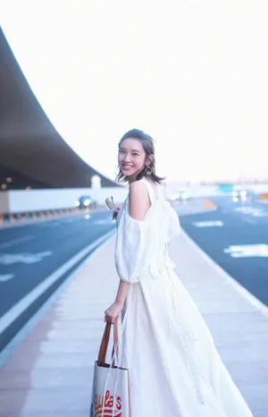 唐艺昕甜美养眼机场照图片