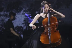欧阳娜娜黑色纱裙甜酷图片_2