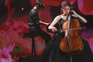 欧阳娜娜黑色纱裙甜酷图片_3