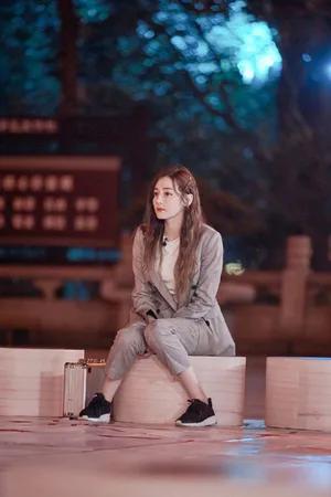 迪丽热巴攻气十足西装剧照图片_2
