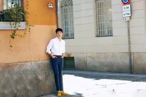 刘昊然清爽米兰街拍写真图片_5