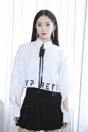 孟美岐电影微博之夜性感图片_4