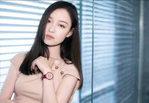 倪妮性感优雅代言图片_1