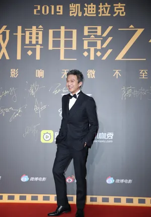 邓超条纹西装帅气红毯照图片_3