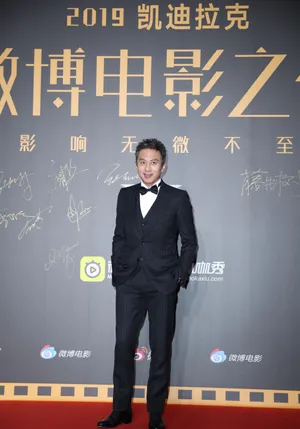 邓超条纹西装帅气红毯照图片_4