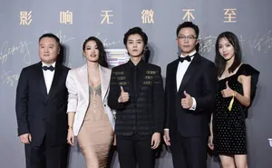 鹿晗金银丝线黑西装绅士帅气图片