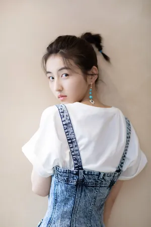 张子枫俏皮清纯写真图片_3
