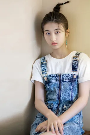 张子枫俏皮清纯写真图片_6