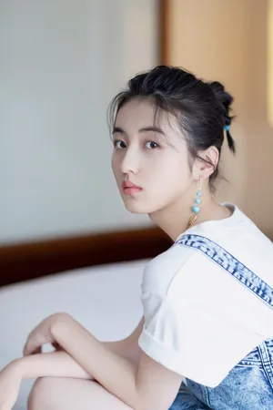 张子枫俏皮清纯写真图片_8