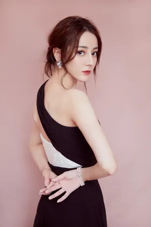 迪丽热巴白皙仙气性感写真图片_2