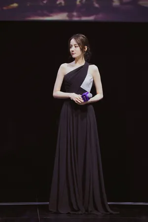 迪丽热巴甜美活动图片