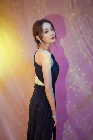 迪丽热巴甜美活动图片_2