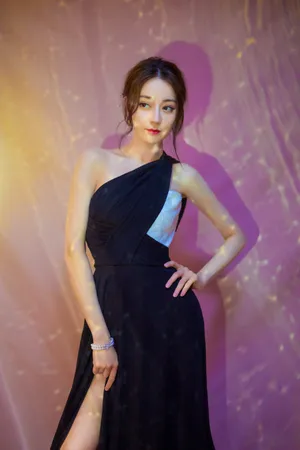 迪丽热巴甜美活动图片_3