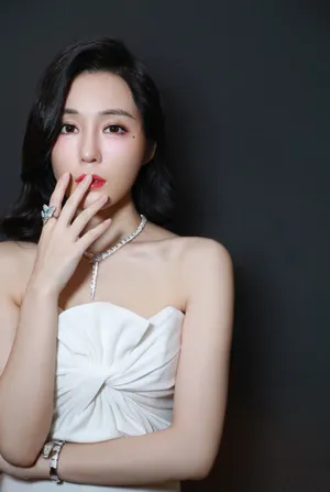 汤晶媚抹胸裙优雅活动图片_3